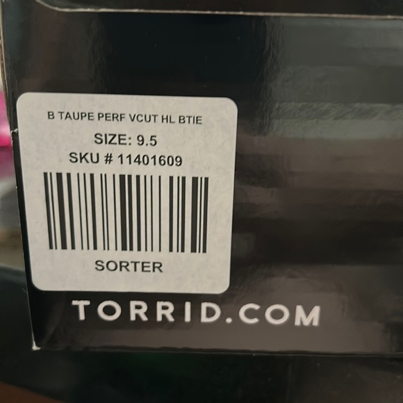 Vcut Heeled Bootie - Picture 3 of 4